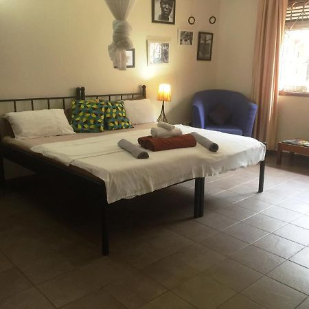 Carpe Diem Guesthouse Entebbe Bagian luar foto