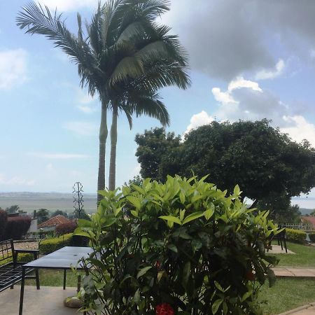Carpe Diem Guesthouse Entebbe Bagian luar foto