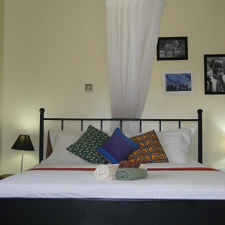 Carpe Diem Guesthouse Entebbe Bagian luar foto