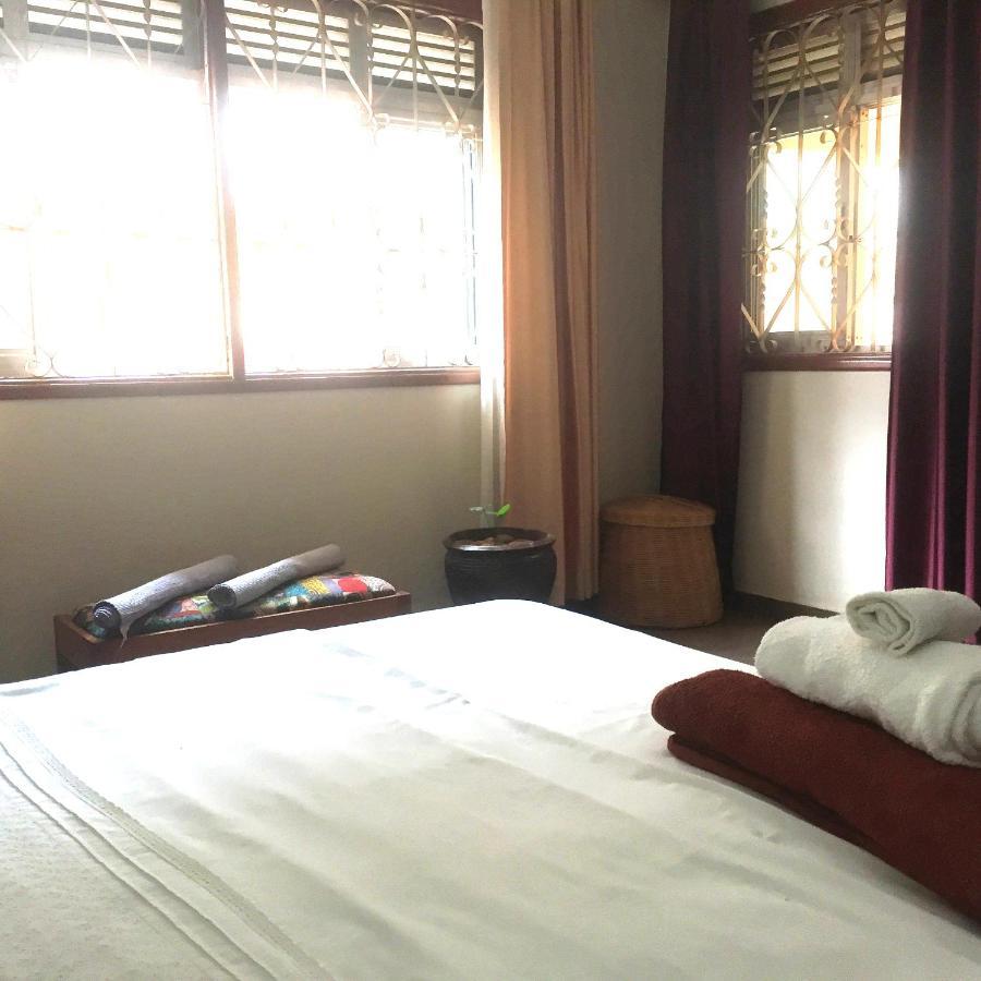 Carpe Diem Guesthouse Entebbe Bagian luar foto