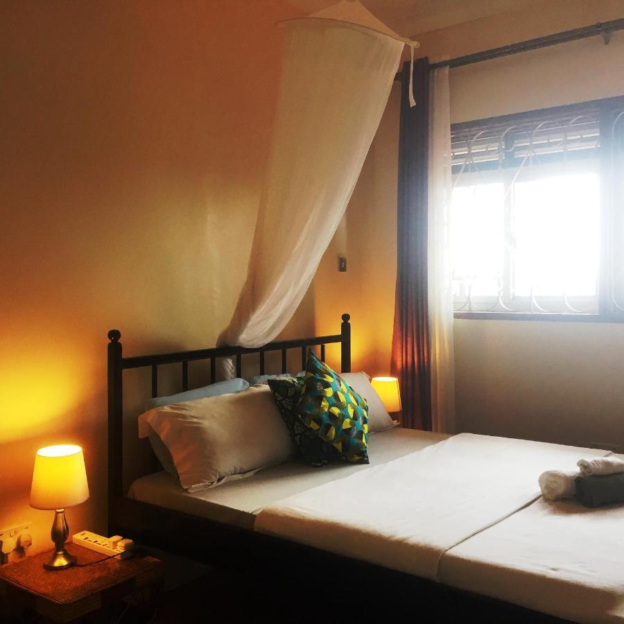 Carpe Diem Guesthouse Entebbe Bagian luar foto