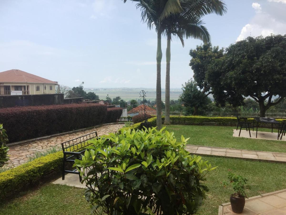 Carpe Diem Guesthouse Entebbe Bagian luar foto