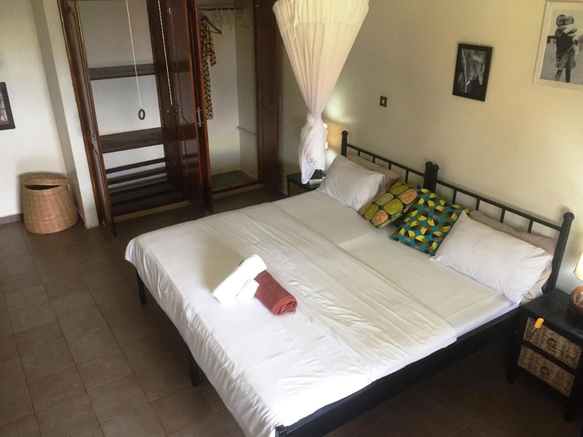 Carpe Diem Guesthouse Entebbe Bagian luar foto