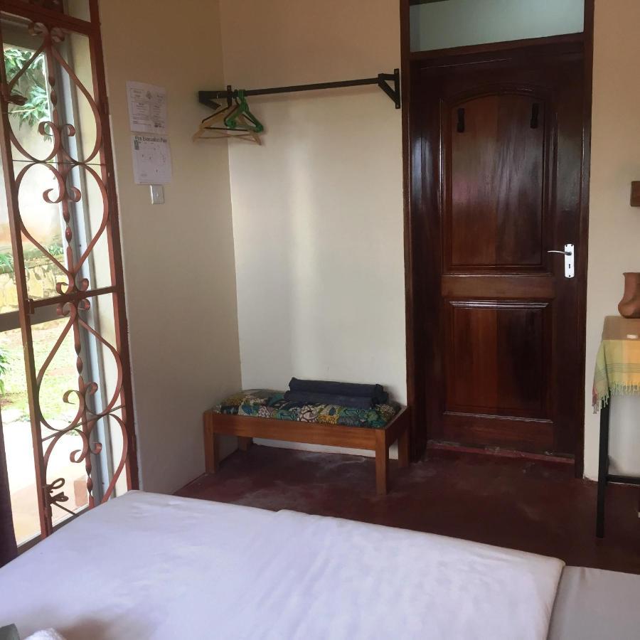 Carpe Diem Guesthouse Entebbe Bagian luar foto