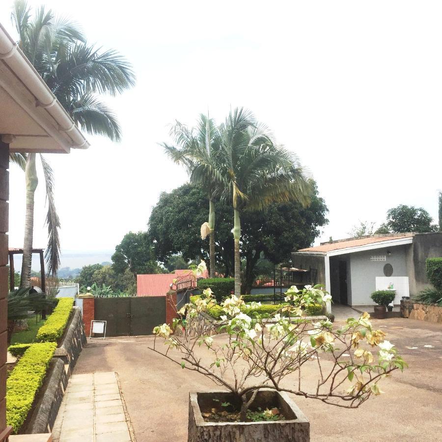 Carpe Diem Guesthouse Entebbe Bagian luar foto