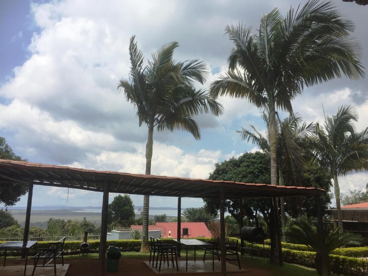 Carpe Diem Guesthouse Entebbe Bagian luar foto