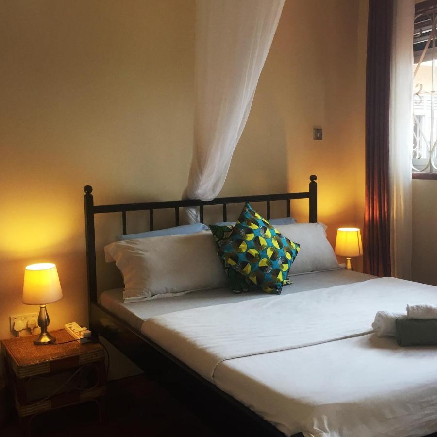 Carpe Diem Guesthouse Entebbe Bagian luar foto