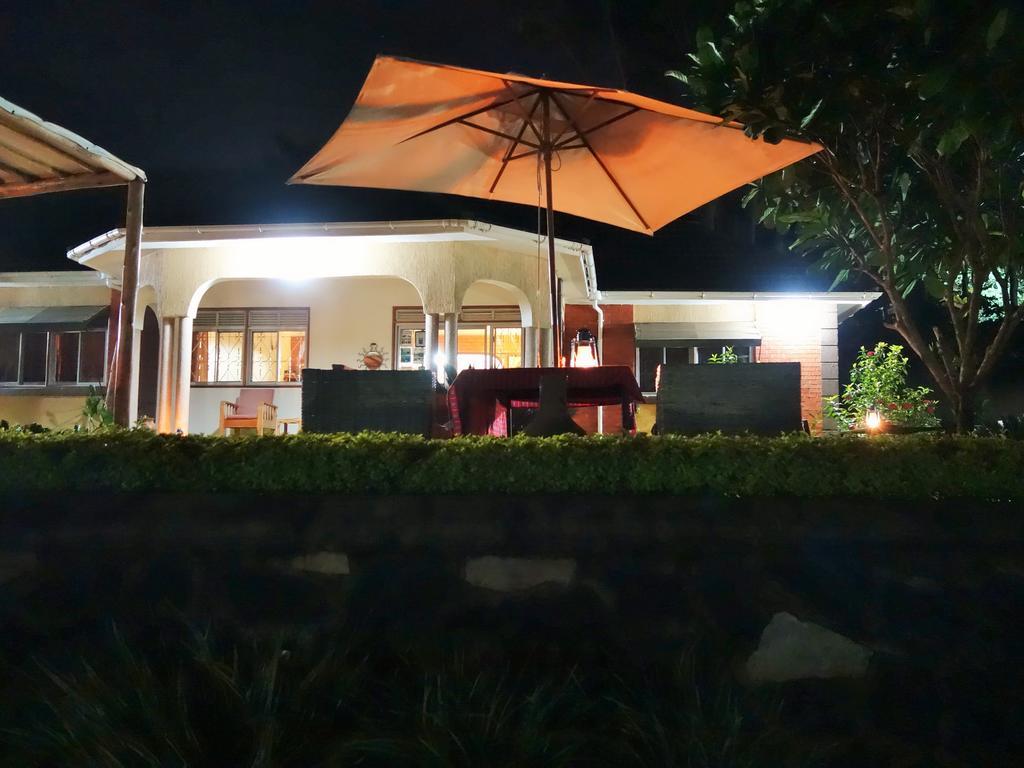 Carpe Diem Guesthouse Entebbe Bagian luar foto