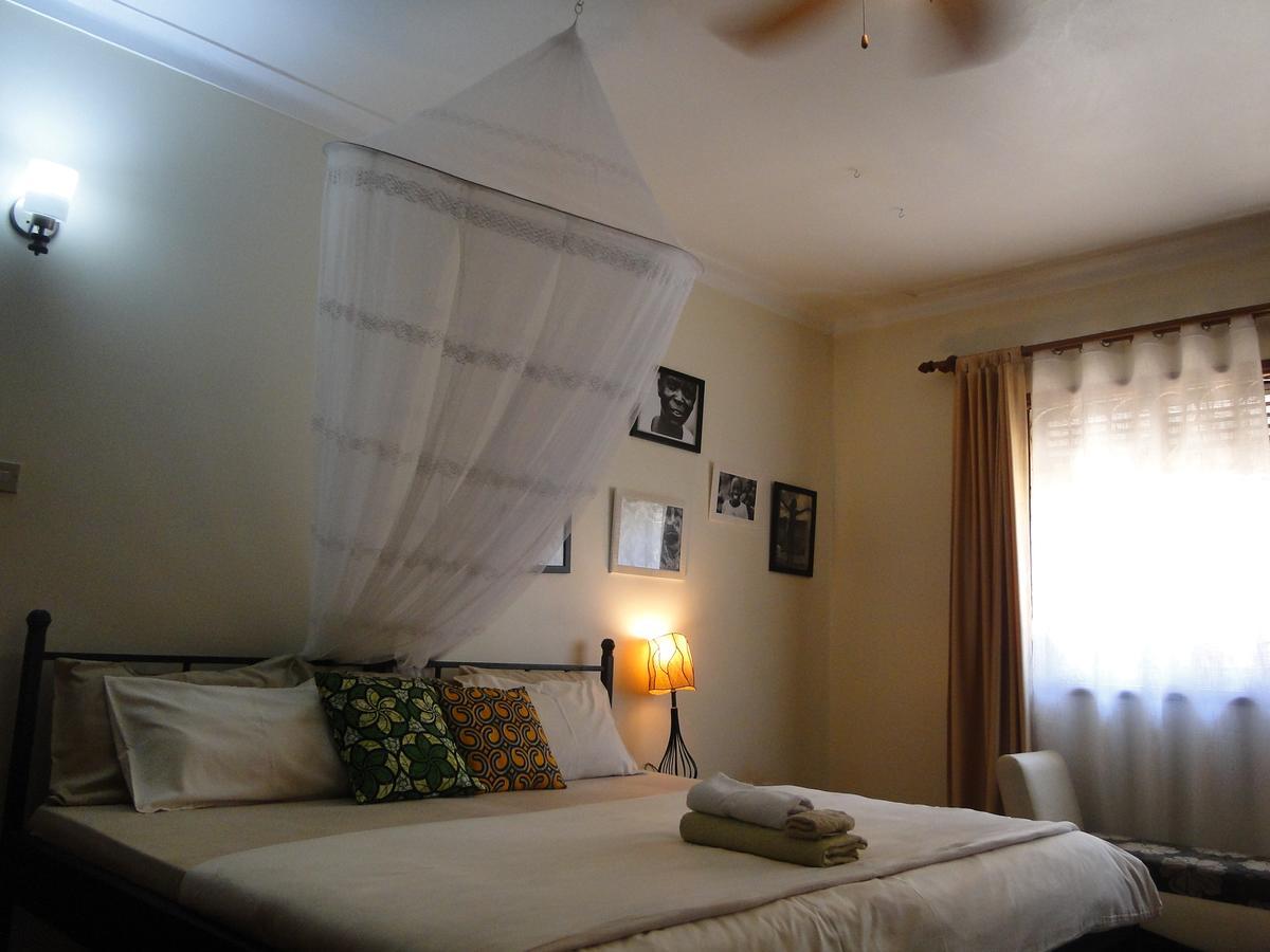 Carpe Diem Guesthouse Entebbe Bagian luar foto