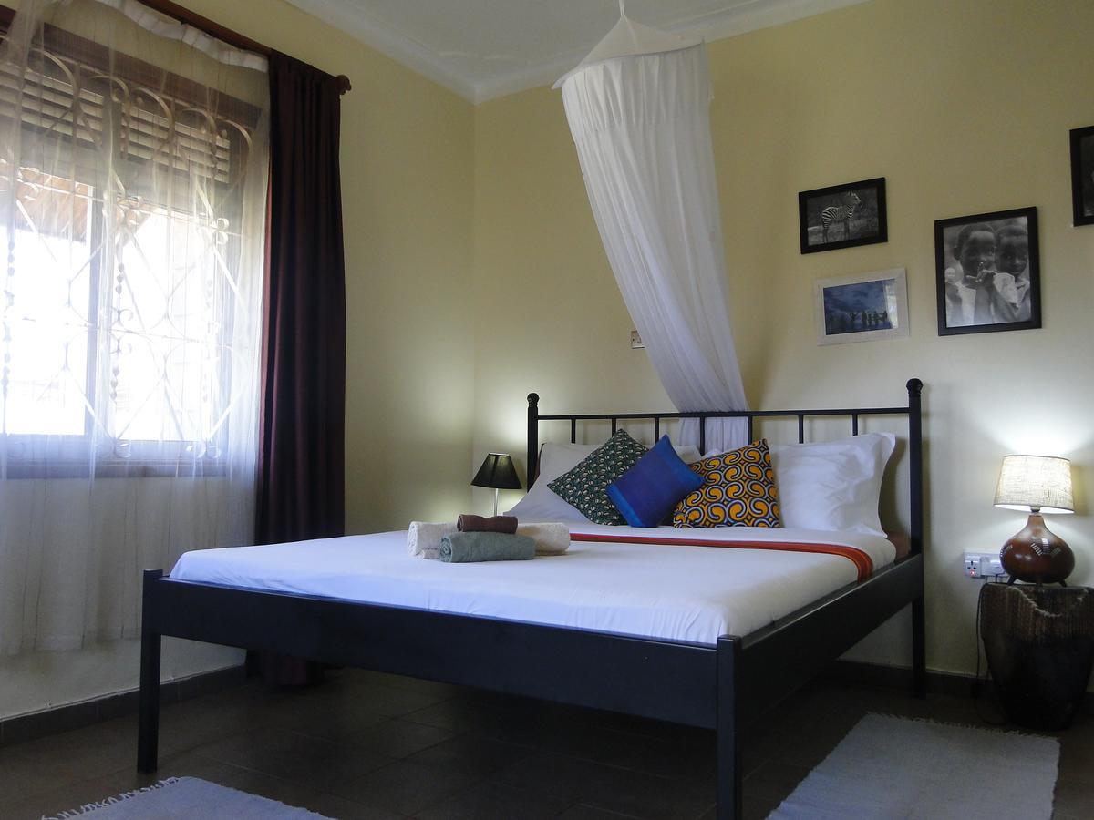 Carpe Diem Guesthouse Entebbe Bagian luar foto